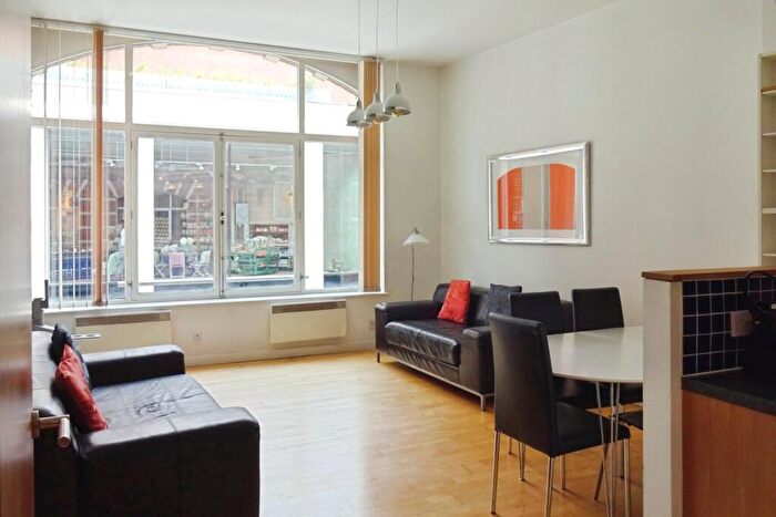 2 Bedroom Flat To Rent In County House, Vicar Lane, Leeds, West Yorkshire, LS1