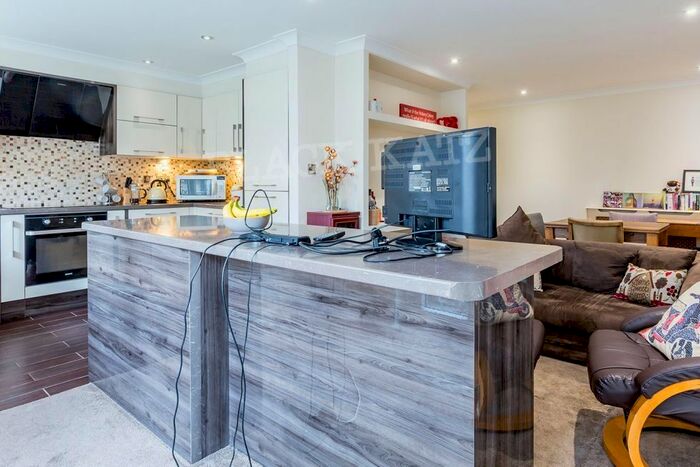 2 Bedroom Flat To Rent In Osier Crescent, London, N10