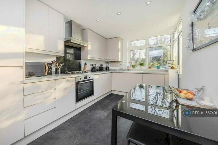 2 Bedroom Flat To Rent In Scrutton Close, London, SW12