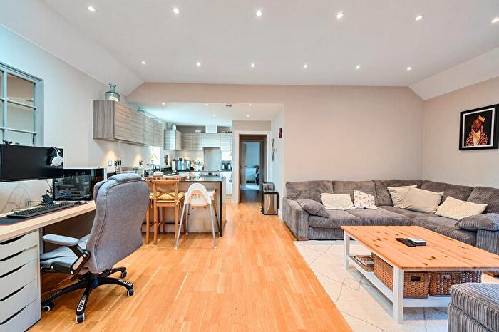 2 Bedroom Coach House For Sale In Oakgrove, Caterham, CR3