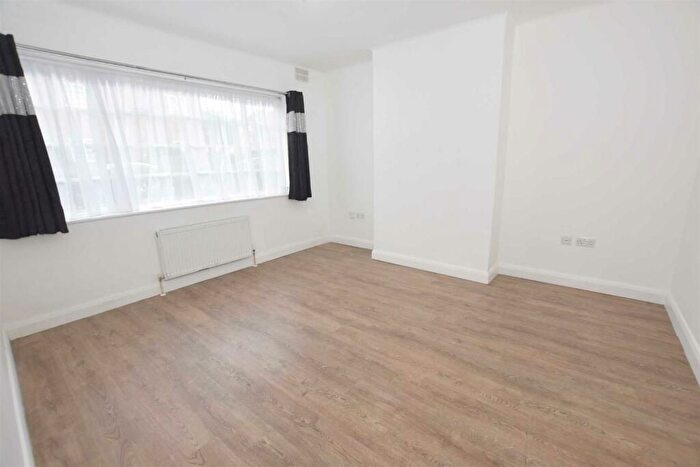 2 Bedroom Flat To Rent In Denison Close, East Finchley, London., N2