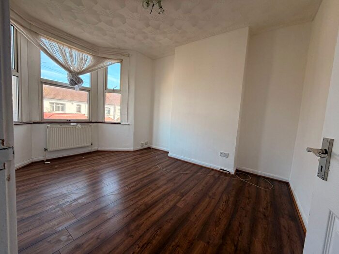2 Bedroom Flat To Rent In Richmond Road, Ilford, IG1