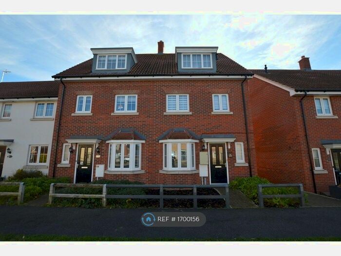 4 Bedroom Semi-Detached House To Rent In Yarrow Walk, Red Lodge, Bury St. Edmunds, IP28