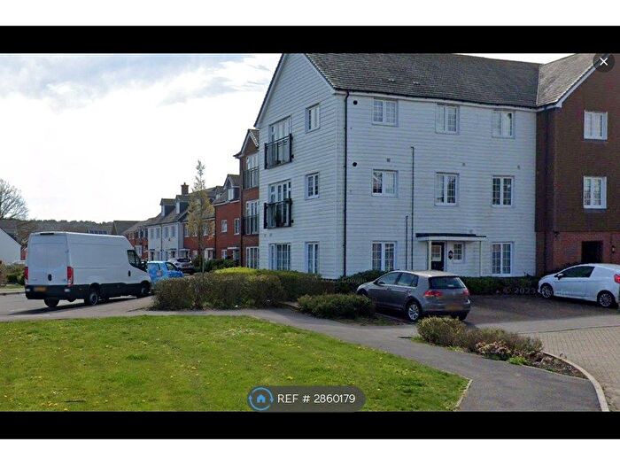 2 Bedroom Flat To Rent In Jubilee Drive, Fleet, GU52