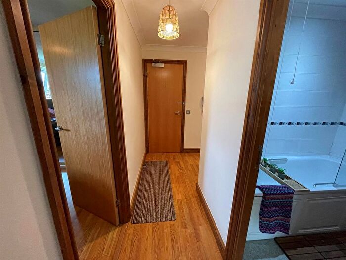1 Bedroom Flat For Sale In Llys Newydd, Llwynhendy, Llanelli, SA14