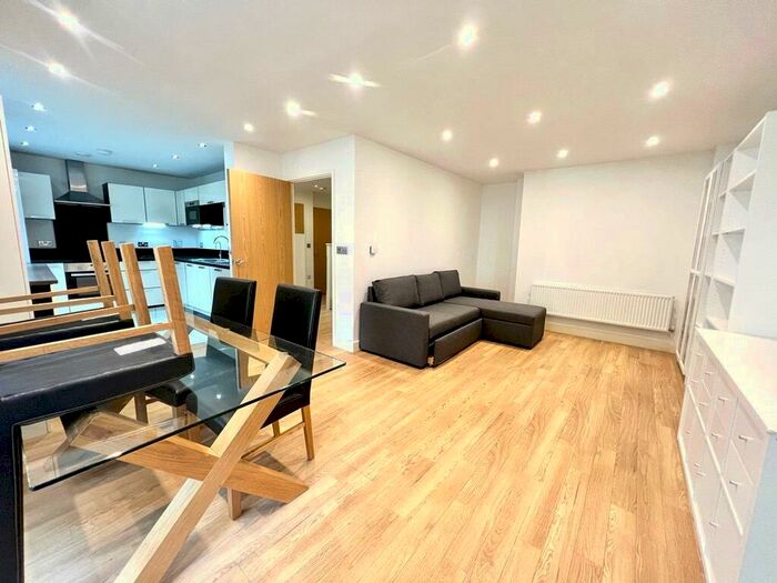 3 Bedroom Apartment To Rent In Albatross Way, Canada Water, London, SE16