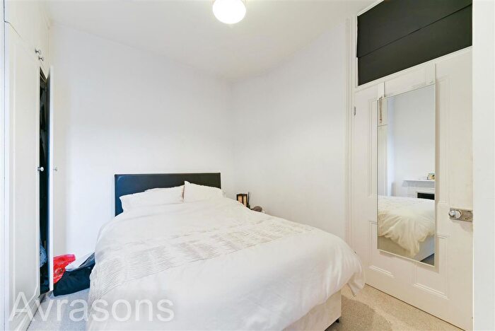 2 Bedroom Flat To Rent In Liberty Street, Oval, London, SW9