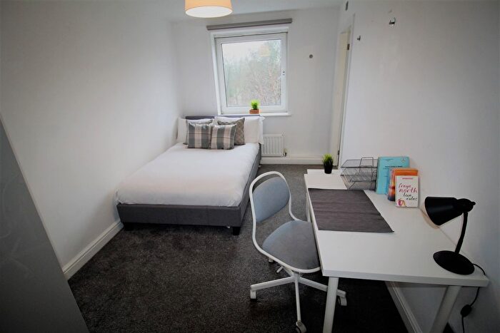 3 Bedroom Flat To Rent In Flat, Clarendon Road, Leeds, LS2