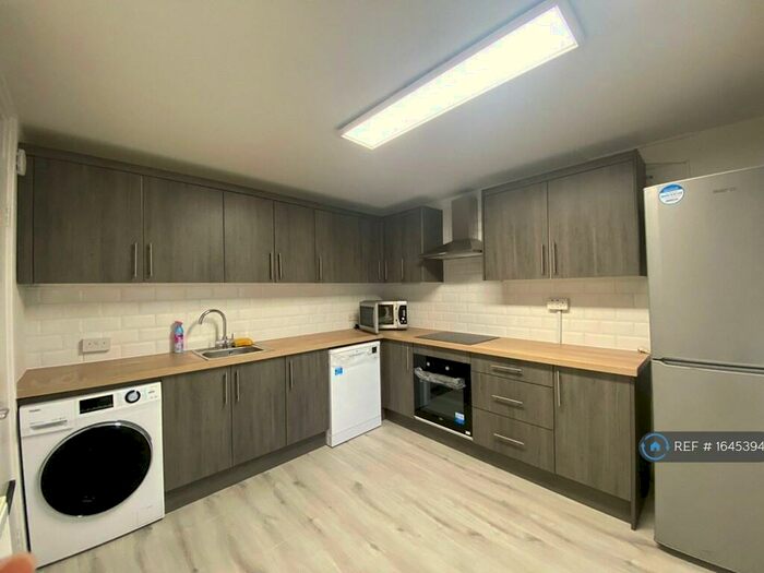 4 Bedroom Flat To Rent In Russell Court, London, SW11