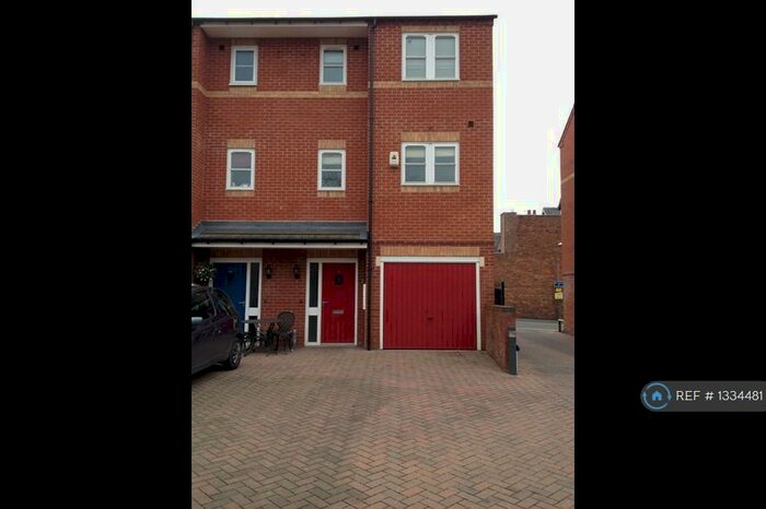 3 Bedroom Semi-Detached House To Rent In Clovelly Court, Derby, DE22