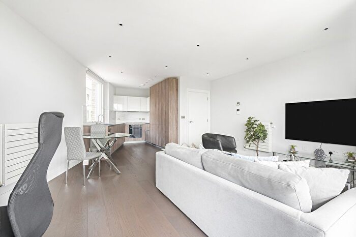 1 Bedroom Flat To Rent In Hamond Court, Queenshurst Square, Kingston Upon Thames, Surrey, KT2