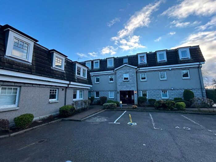 3 Bedroom Flat To Rent In South Avenue, Cults, Aberdeen, AB15