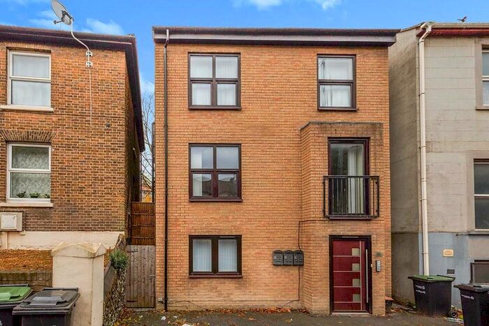 2 Bedroom Flat To Rent In Milton Road, Gravesend, Kent DA12