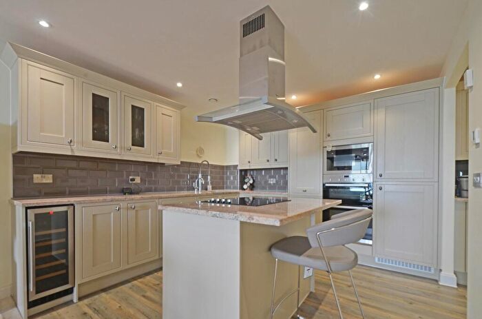 2 Bedroom Apartment For Sale In Sea Road, Carlyon Bay, PL25