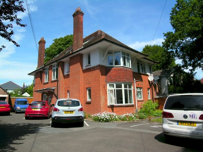 2 Bedroom Flat To Rent In Bedroom Second Floor Flat In Talbot Park, BH3