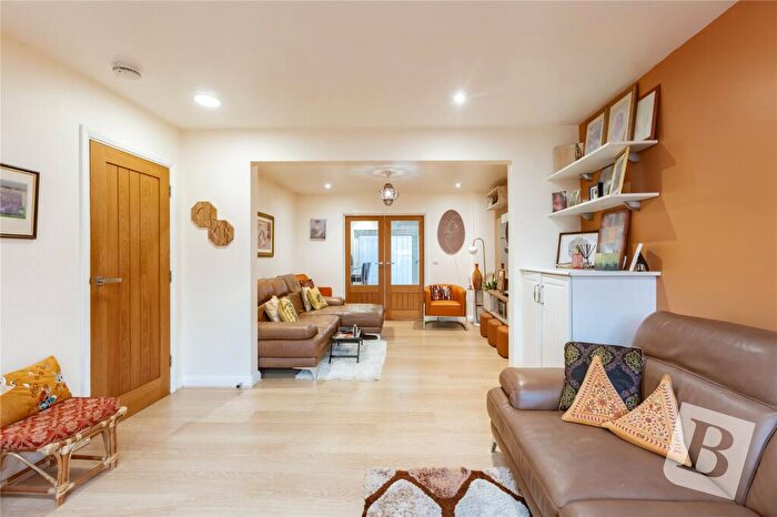 4 Bedroom Detached House For Sale In Caernarvon Close, Hornchurch, RM11