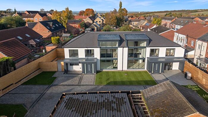 3 Bedroom Semi-Detached House For Sale In The Close, Dinnington, S25