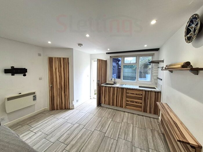 2 Bedroom Flat To Rent In Foscote Road, London, NW4