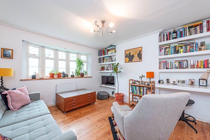 2 Bedroom Flat For Sale In Crescent Road, New Barnet, Barnet, EN4