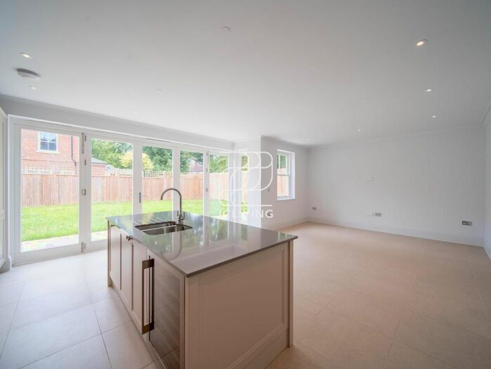 5 Bedroom Semi-Detached House To Rent In Barrons Chase, Richmond, TW10