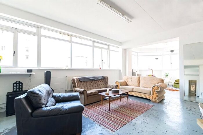 3 Bedroom Apartment To Rent In Greenfield Road, London, E1