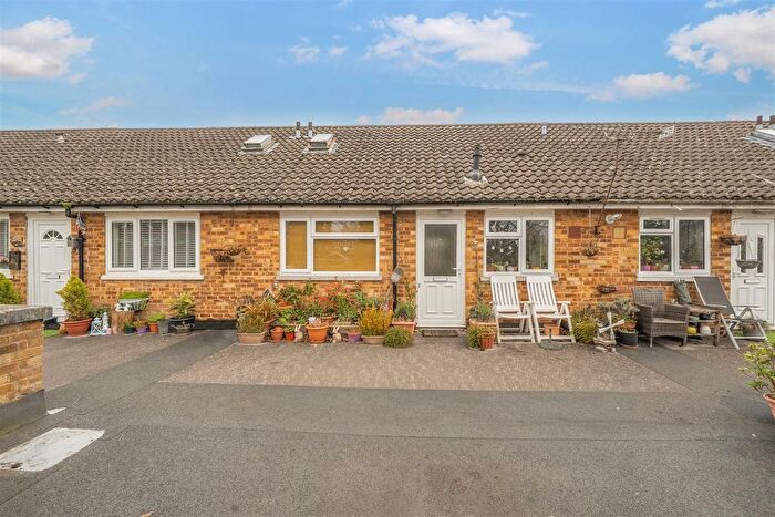 2 Bedroom Flat For Sale In Greenwood Road, Crowthorne, Berkshire, RG45