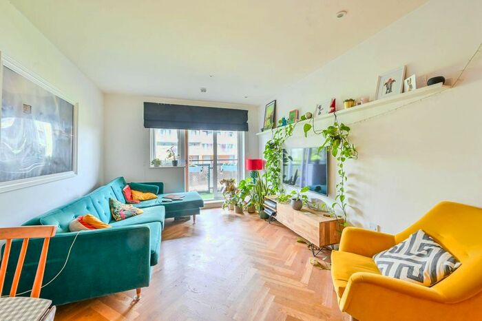 2 Bedroom Flat For Sale In Leamore Court, Bethnal Green, London, E2