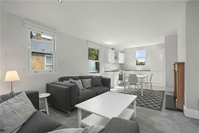 3 Bedroom Flat To Rent In Collingbourne Road, Shepherds Bush, London, W12