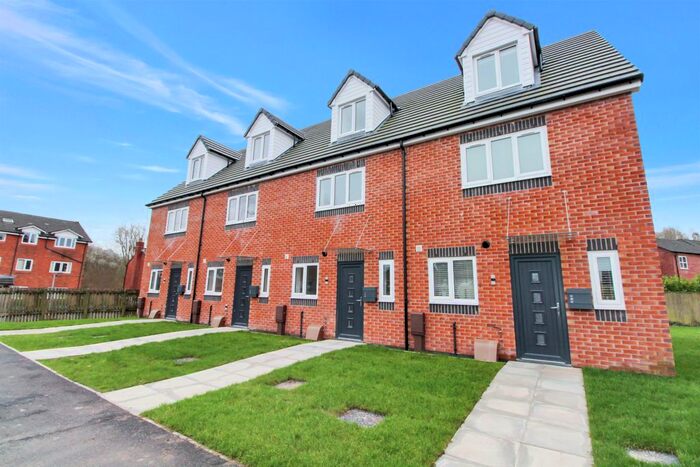 3 Bedroom Town House To Rent In Fernside, Stoneclough, Manchester, M26