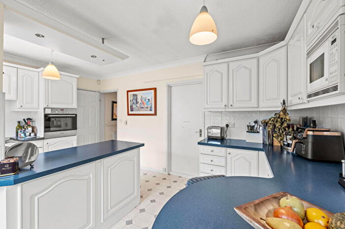 3 Bedroom Link Detached House For Sale In St. Andrews Close, Mayals, Swansea, SA3