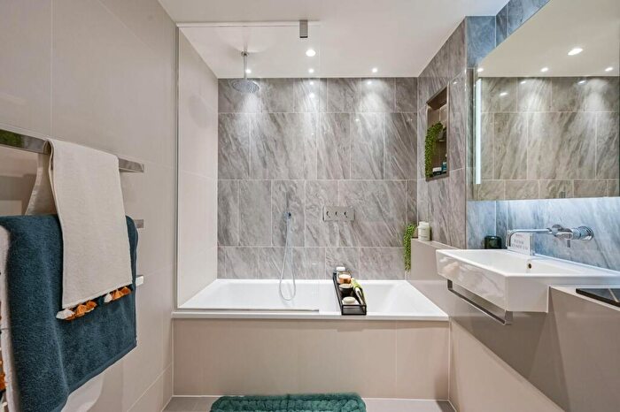 1 Bedroom Flat For Sale In South Quay Plaza, Canary Wharf, E14