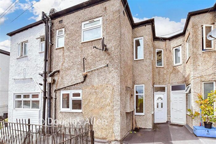 3 Bedroom Maisonette For Sale In High Road, South Woodford, E18