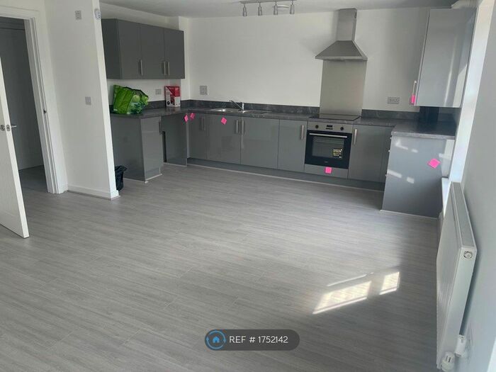 2 Bedroom Flat To Rent In Quinn Square, Manchester, M43