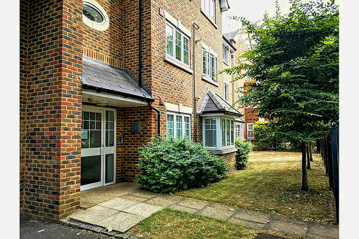 1 Bedroom Flat To Rent In Maybury Mews, Woking, GU21