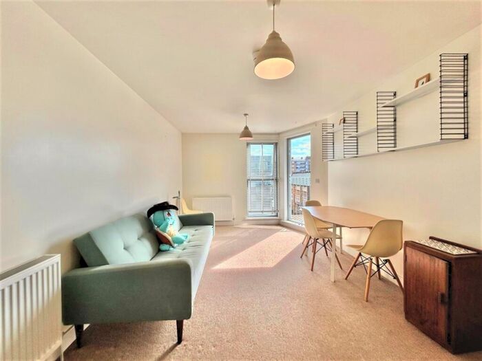 1 Bedroom Flat To Rent In Camberwell Station Road London, SE5