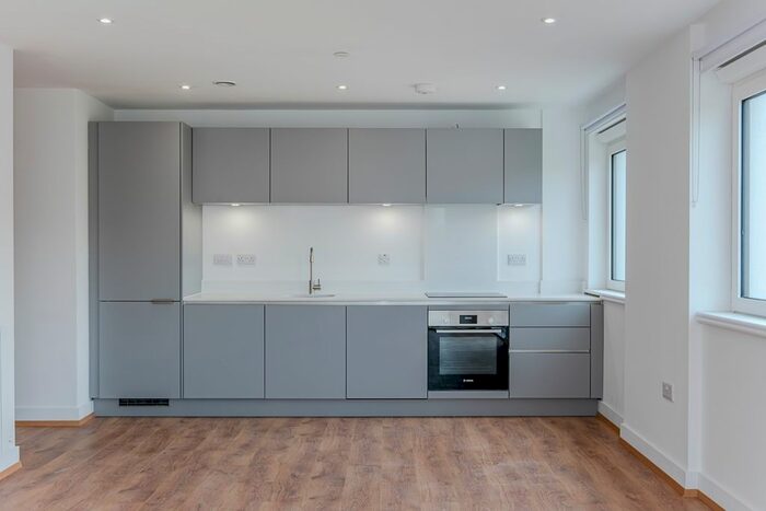 2 Bedroom Flat To Rent In Well Farm Road, Whyteleafe, CR3