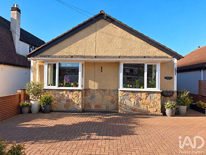 3 Bedroom Bungalow For Sale In Rainham Road, London, RM13