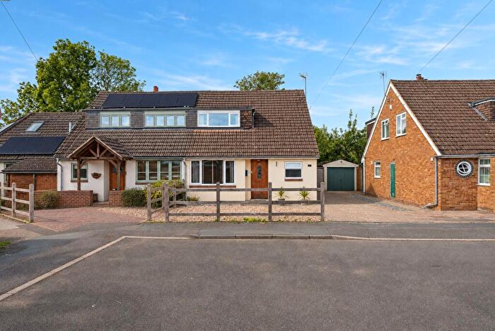 3 Bedroom Semi-Detached House For Sale In Five Oaks, Caddington, LU1