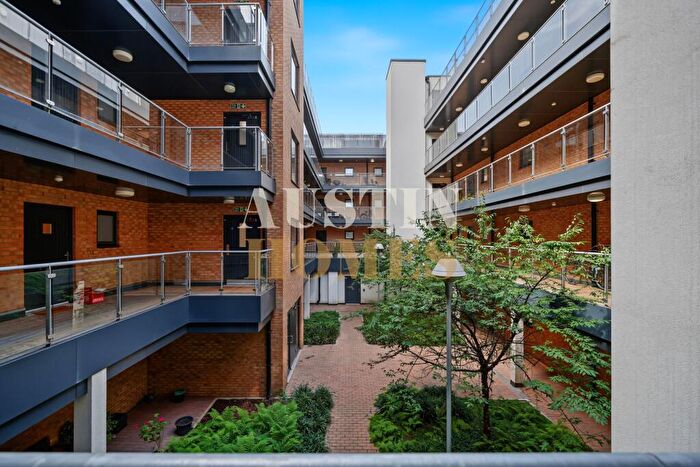 1 Bedroom Flat For Sale In Thornbury Way, London, E17