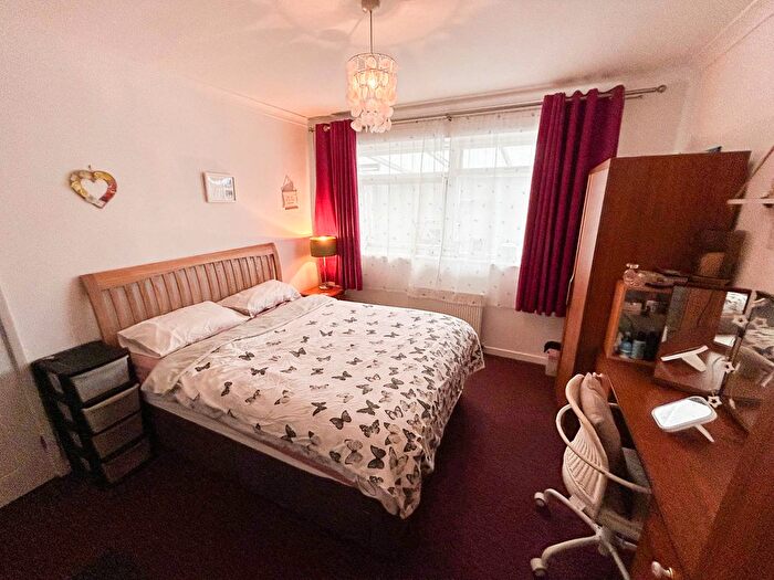 2 Bedroom Semi-detached Bungalow For Sale In Cardinals Drive, Pagham, PO21
