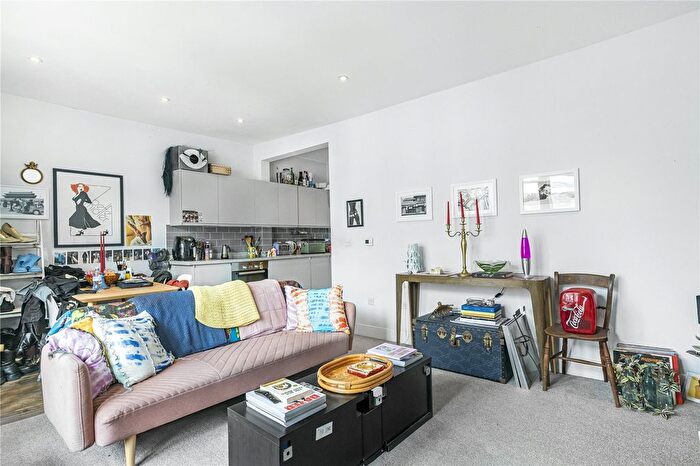 2 Bedroom Flat To Rent In Mare Street, Hackney, London, E8