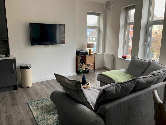 2 Bedroom Flat To Rent In Oakwood Parade, Leeds, LS8