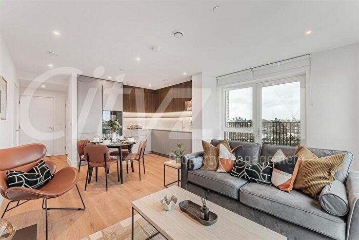 2 Bedroom Flat To Rent In Maple Mews, London, E3