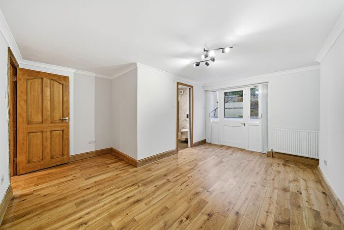 3 Bedroom Flat For Sale In Cathcart Hill, London, N19