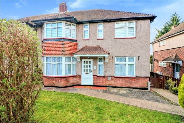 2 Bedroom Flat To Rent In Ravensbourne Gardens, Ilford, IG5