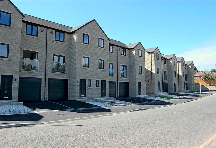 4 Bedroom Terraced House To Rent In Lillands Lane, Brighouse, West Yorkshire, HD6