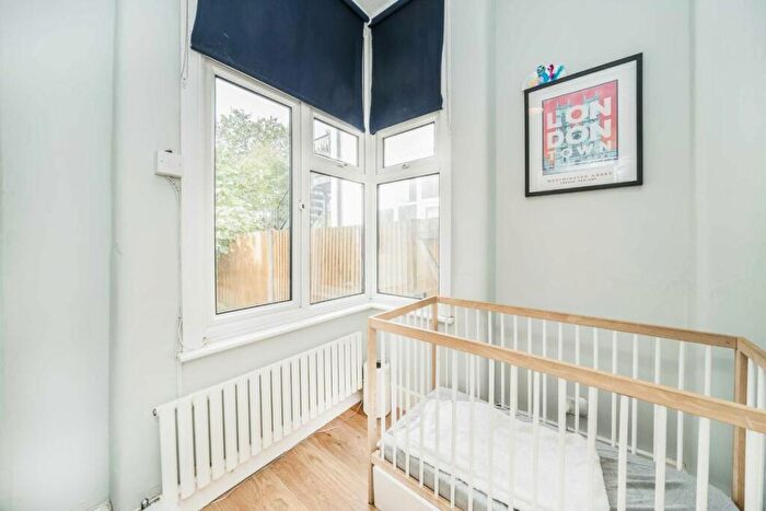 2 Bedroom Flat For Sale In Queens Avenue, Whetstone, N20