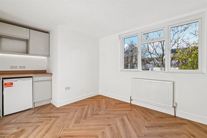 Studio To Rent In Ellesmere Road, Chiswick, W4