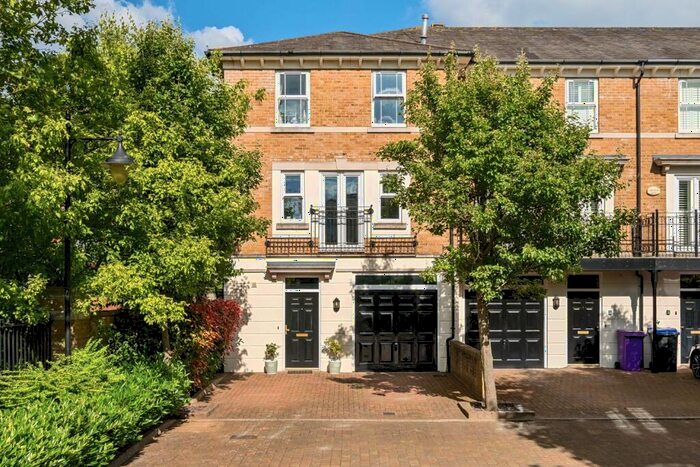 4 Bedroom End Of Terrace House To Rent In Whitstone Lane Beckenham, BR3