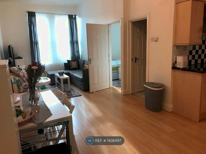 1 Bedroom Flat To Rent In Queens Road, Buckhurst Hill, IG9